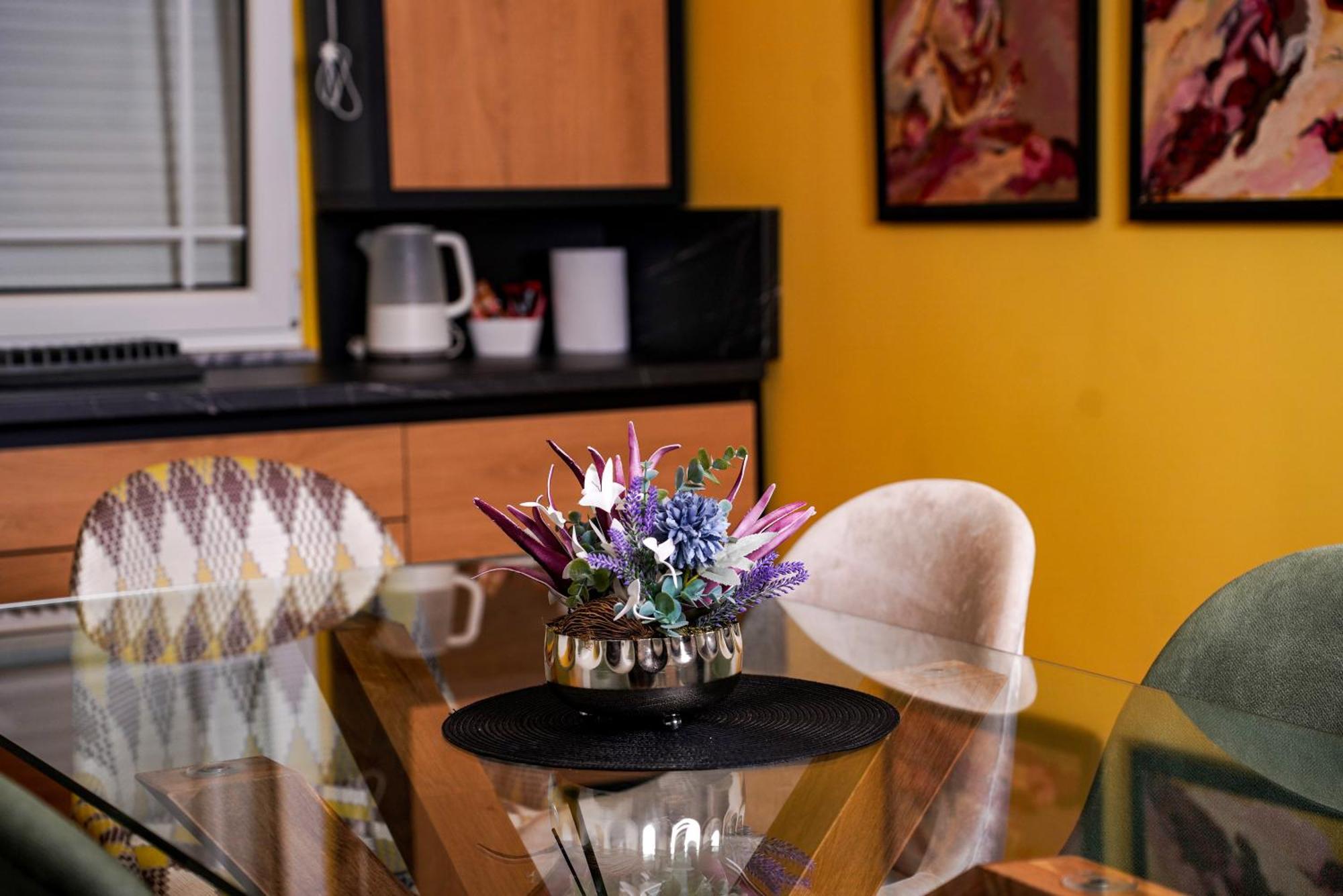 Ten Guest House พริสตีนา ภายนอก รูปภาพ