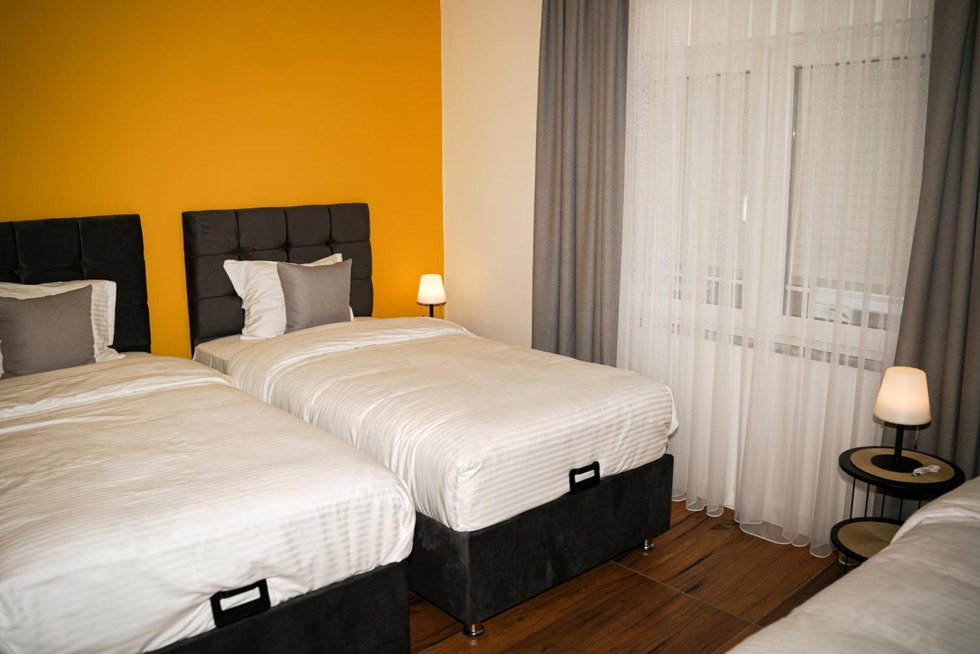 Ten Guest House พริสตีนา ภายนอก รูปภาพ