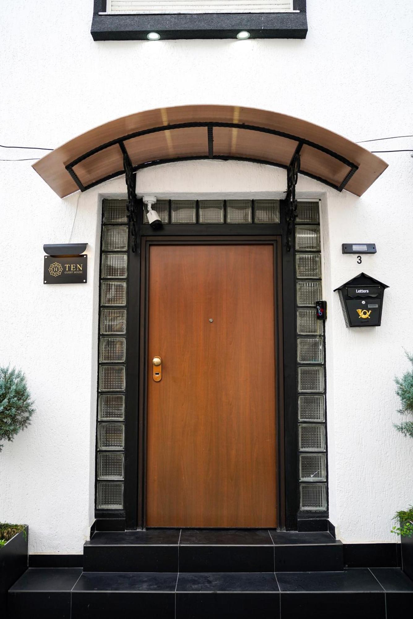Ten Guest House พริสตีนา ภายนอก รูปภาพ