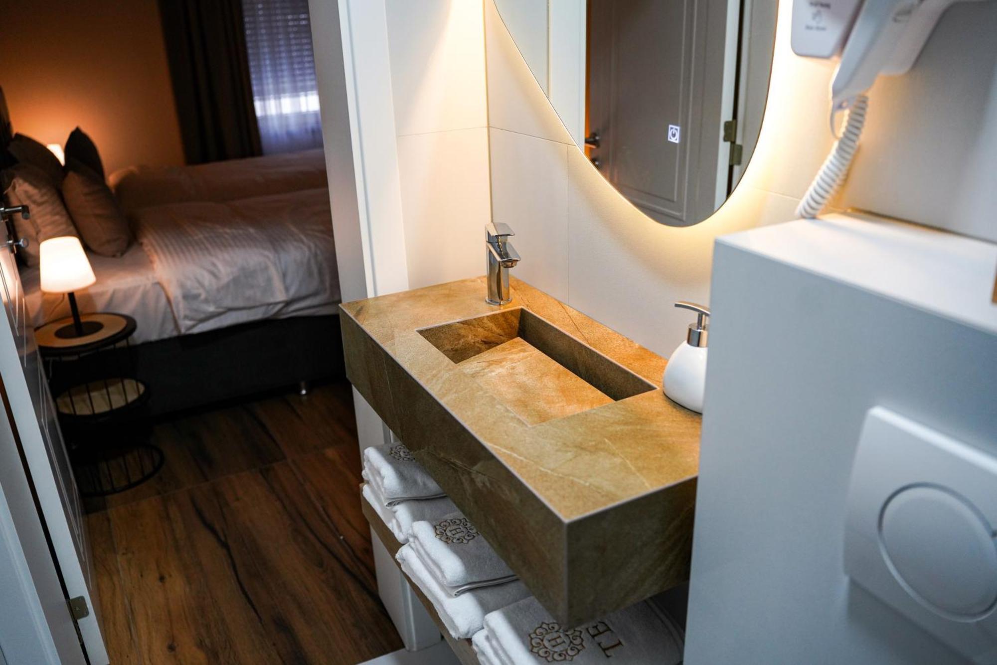 Ten Guest House พริสตีนา ภายนอก รูปภาพ