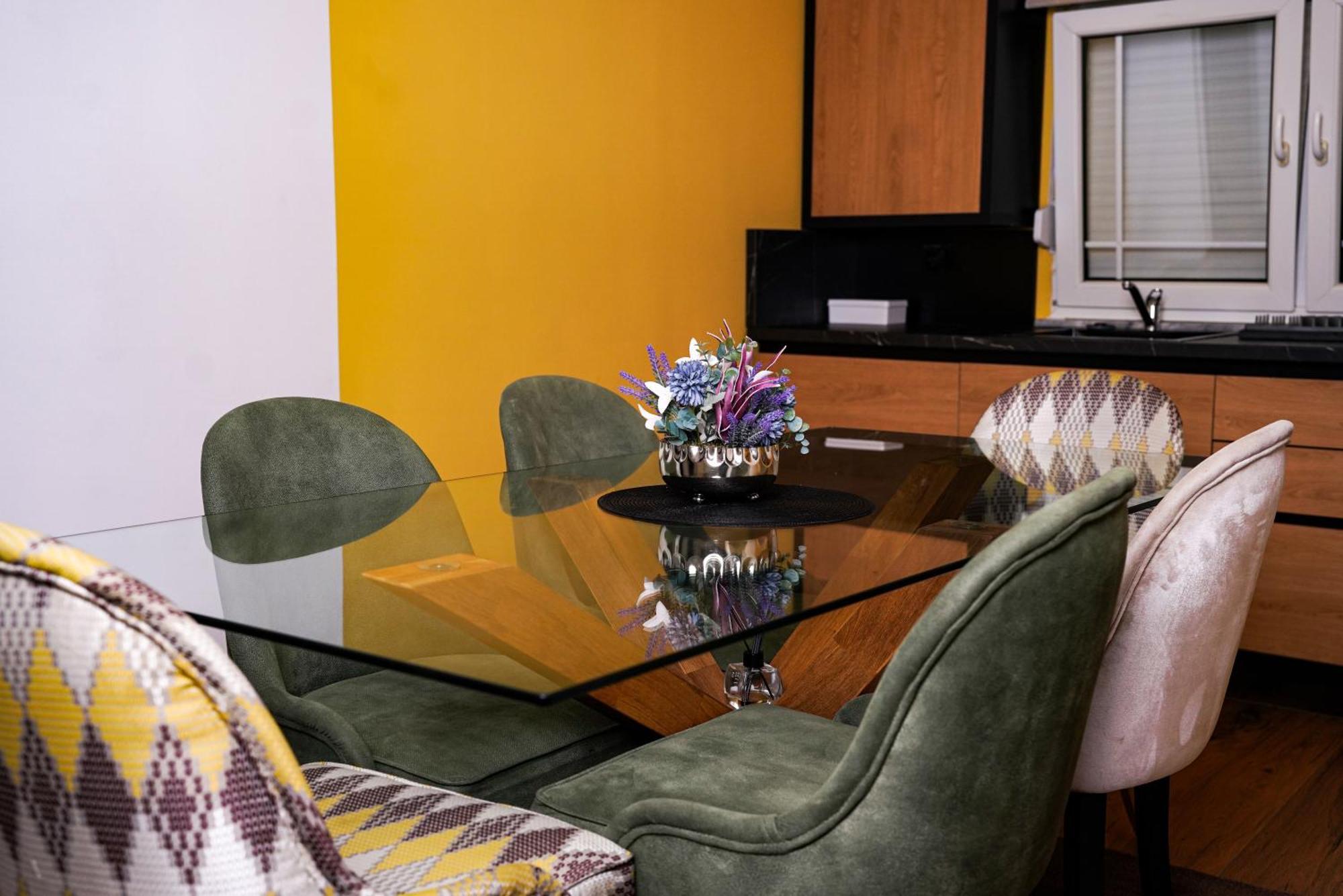 Ten Guest House พริสตีนา ภายนอก รูปภาพ