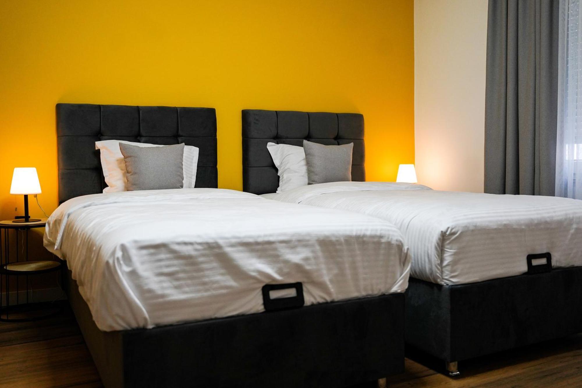 Ten Guest House พริสตีนา ภายนอก รูปภาพ